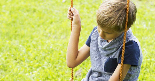 Tylsistynyt lapsi keinussa